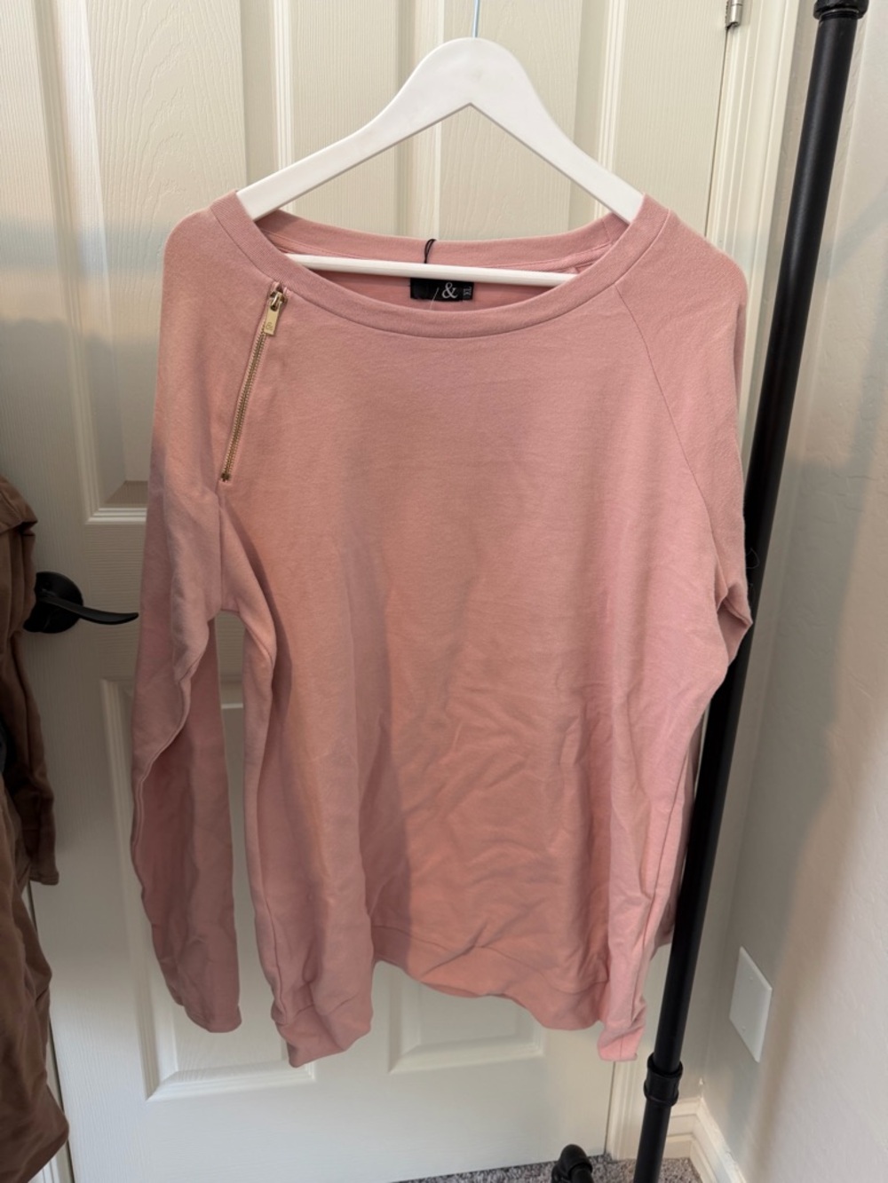 AMPERSAND AVE Dusty Rose Scoop Neck Pullover with Zip
